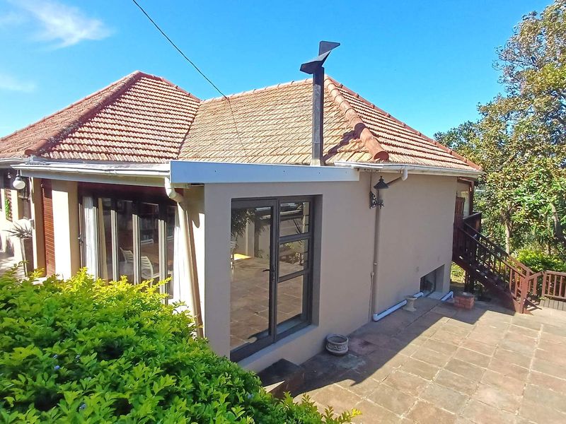 Tranqual family home with uninterupted views toward Nahoon Beach - Photo 5