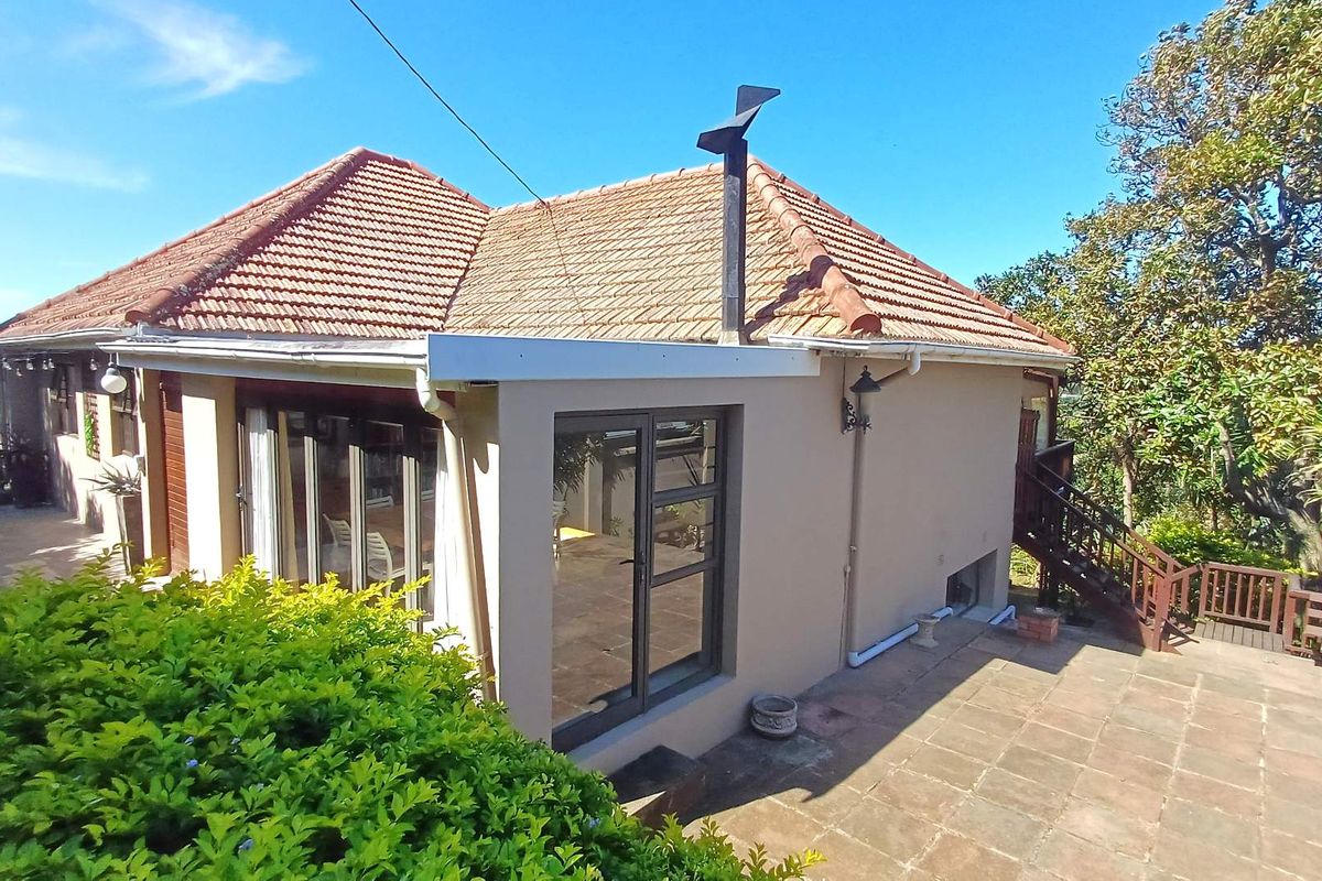 Tranqual family home with uninterupted views toward Nahoon Beach - Photo 5