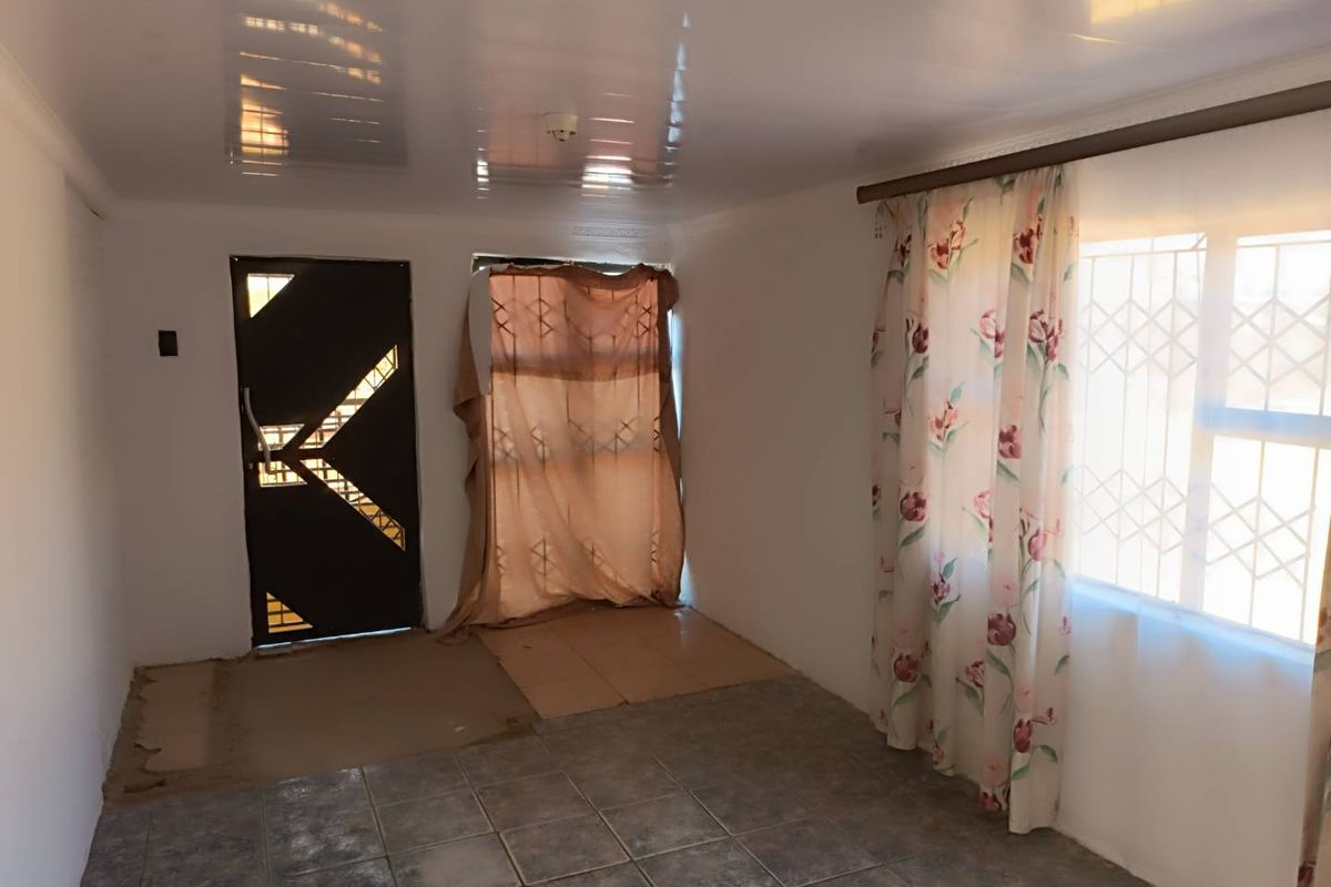 🏡 Renovated 2-Bedroom Home with Income-Generating 3-Bedroom Flatlet for Sale in Imbali Unit 2, Pietermaritzburg Dual Living, Rental Income & Exceptional Value - Photo 4