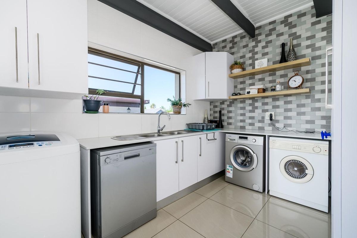 Large home with 5 flats - Photo 5