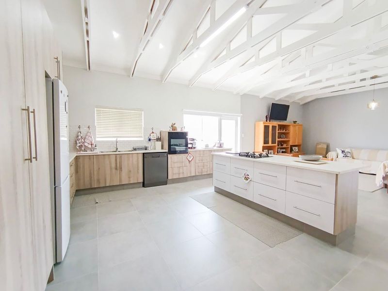 Spacious 4 Bedroom Family Home Within Walking Distance to the Beach - Mile 4, Ext 1 - Photo 5