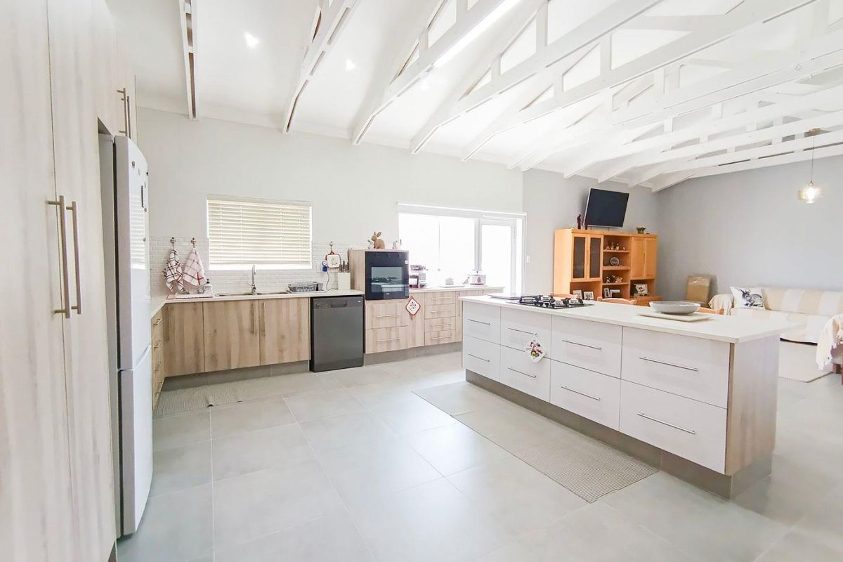 Spacious 4 Bedroom Family Home Within Walking Distance to the Beach - Mile 4, Ext 1 - Photo 5