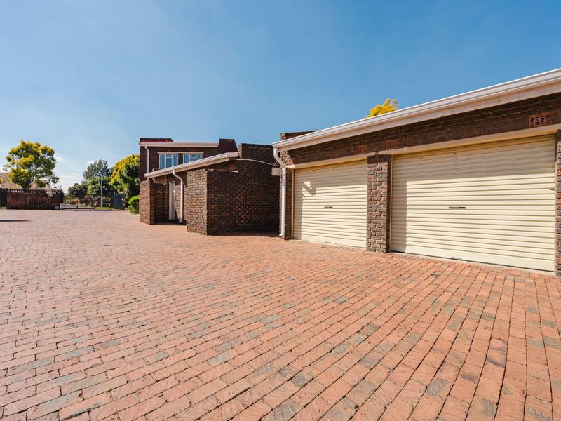 Facebrick Duplex Townhouse - Photo 4