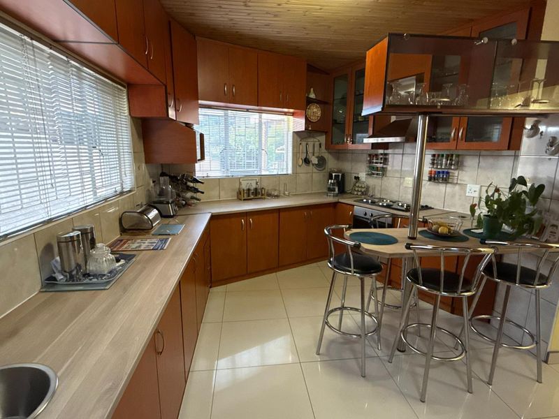 This beautiful home in a quiet street offers comfort and security, ideal for a family home - Photo 5