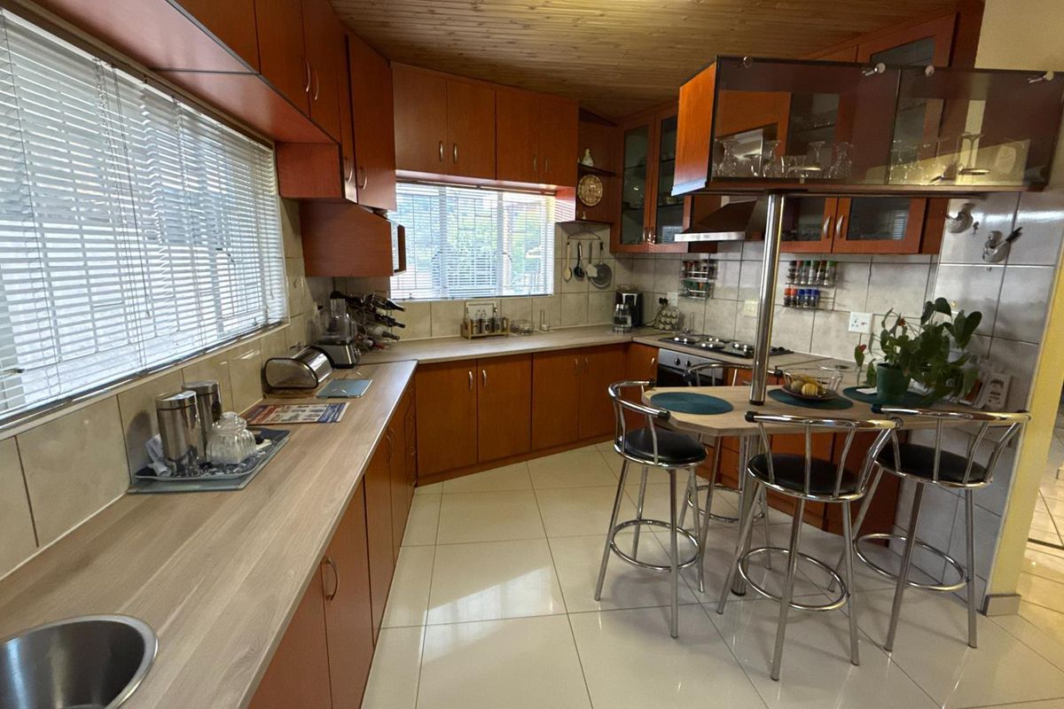 This beautiful home in a quiet street offers comfort and security, ideal for a family home - Photo 5