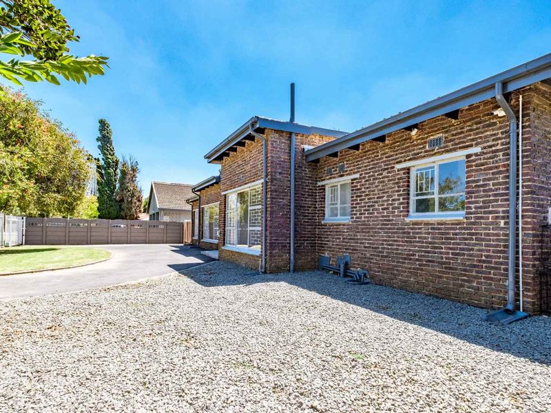 Parkrand "Renovated Kitchen & Baths in Spacious Family Retreat in semi enclosed area! - Photo 2