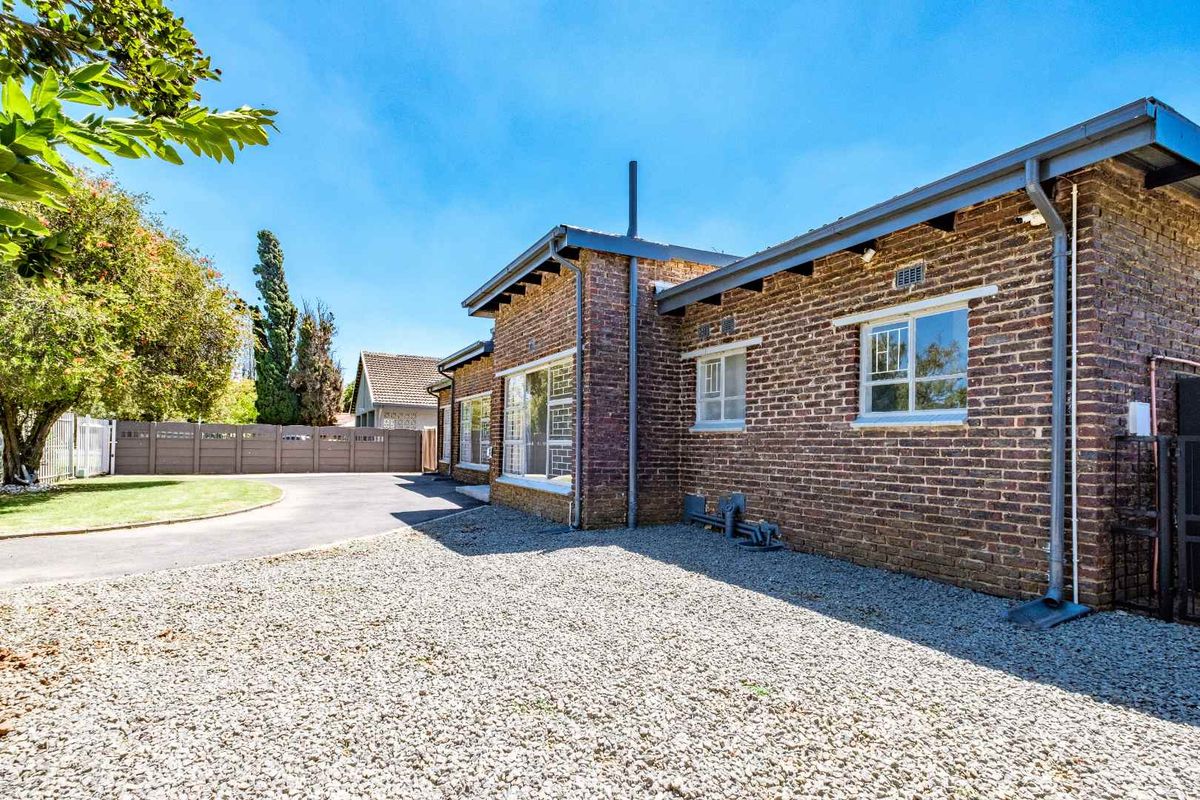 Parkrand "Renovated Kitchen & Baths in Spacious Family Retreat in semi enclosed area! - Photo 2