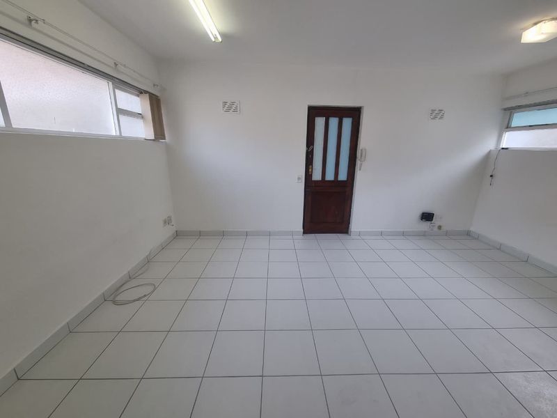 Unfurnished Bachelor Apartment To Let in Sea Point - Photo 5