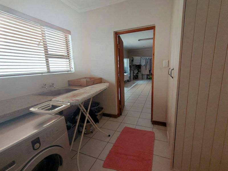 Luxury Redefined: Modern 4-Bedroom with Pool! - Photo 4