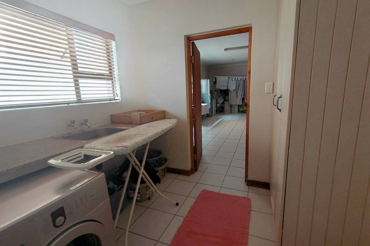 Luxury Redefined: Modern 4-Bedroom with Pool! - Photo 4