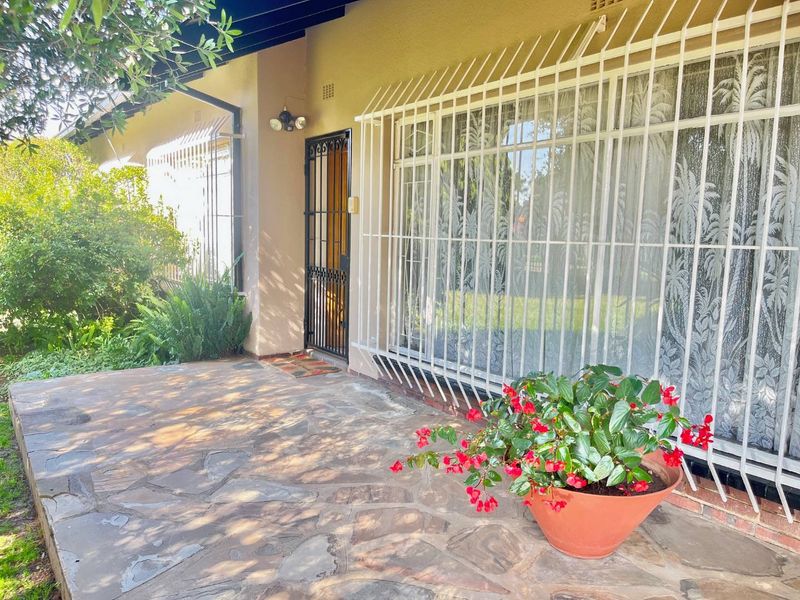 This charming three-bedroom home is ideally situated just a short walk from ElspHigh school - Photo 10