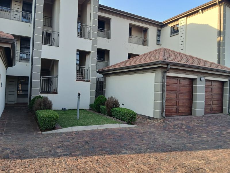 NEW RELEASE - Live Close to OR Tambo Airport in This Stylish Boksburg Apartment - Photo 3
