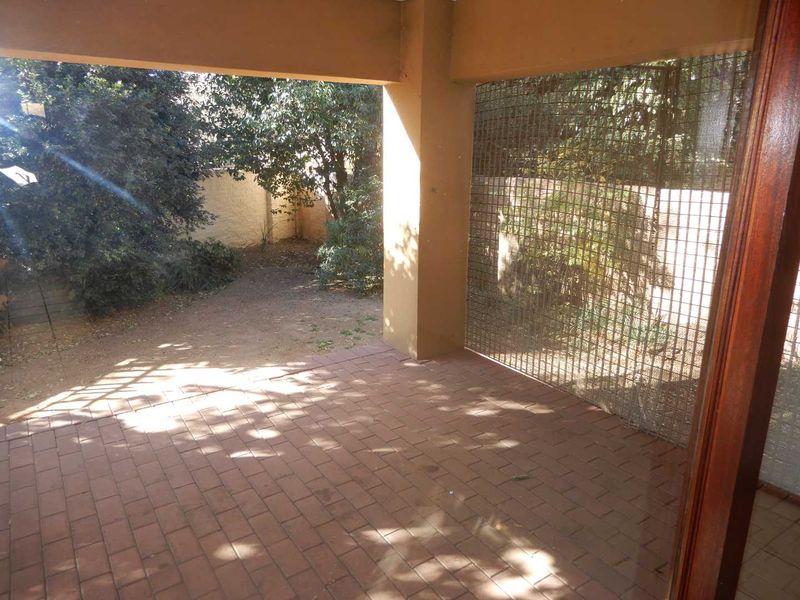 A spacious 2-bedroom freehold cluster home situated in a secure estate in  Douglasdale. - Photo 5