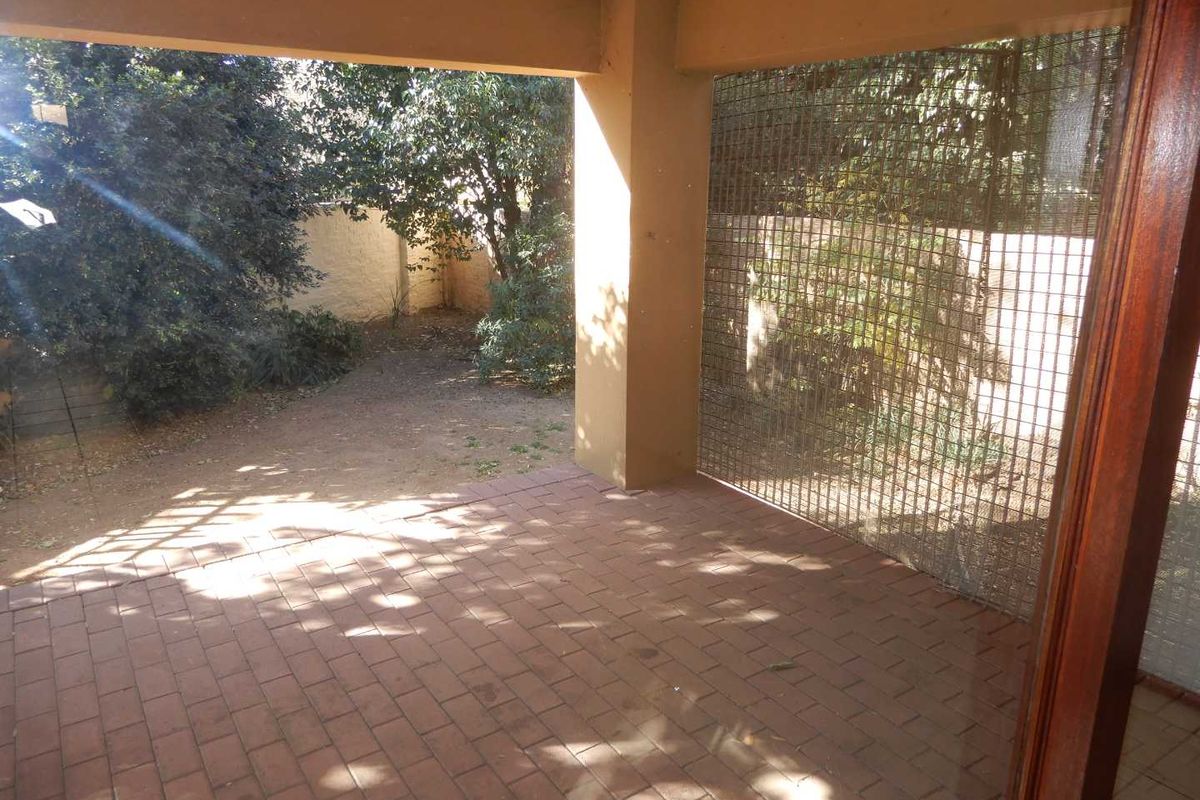 A spacious 2-bedroom freehold cluster home situated in a secure estate in  Douglasdale. - Photo 5