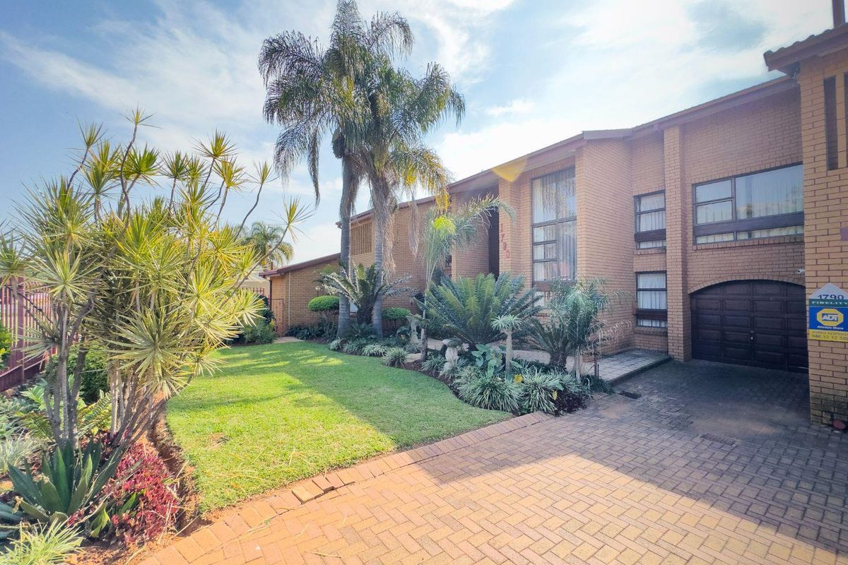Spacious 4 Bedroom Family Home with Borehole, Pool, Butler's Pantry & 6 Garages - Photo 2