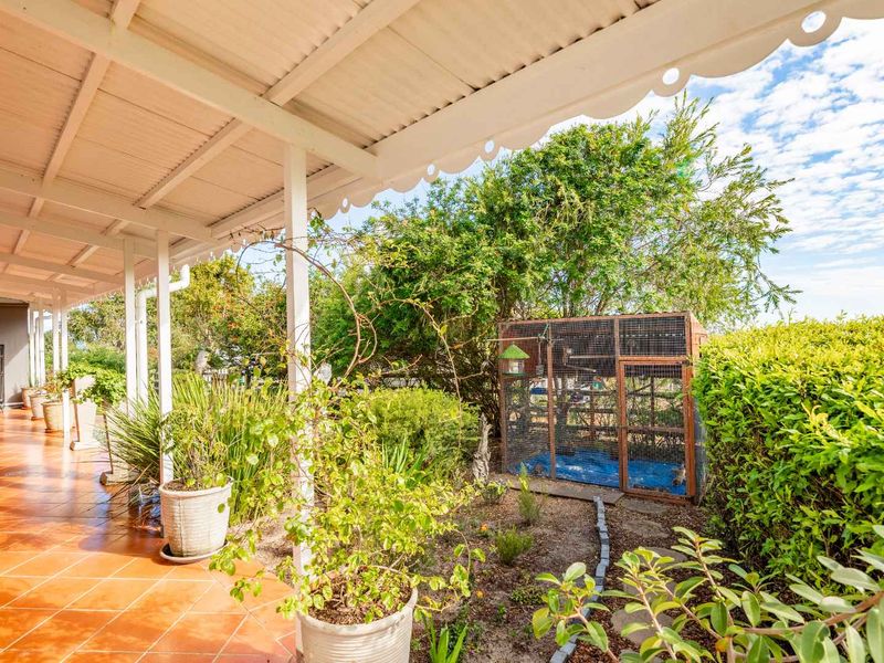 Elegant Estate Living just 400 Metres from the Beach - Photo 5