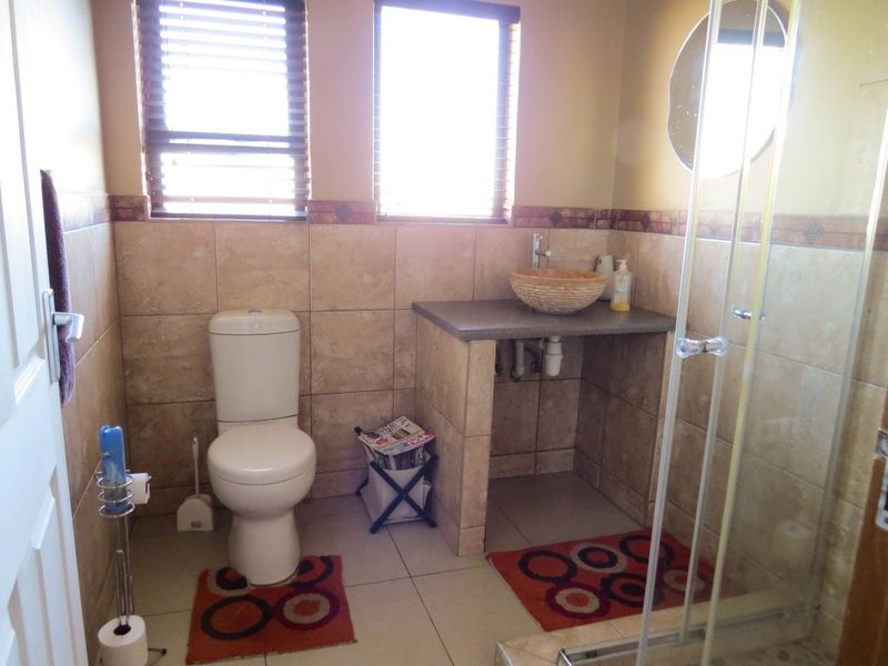 SPACIOUS 4 BEDROOM HOME SWAKOPMUND - Photo 9