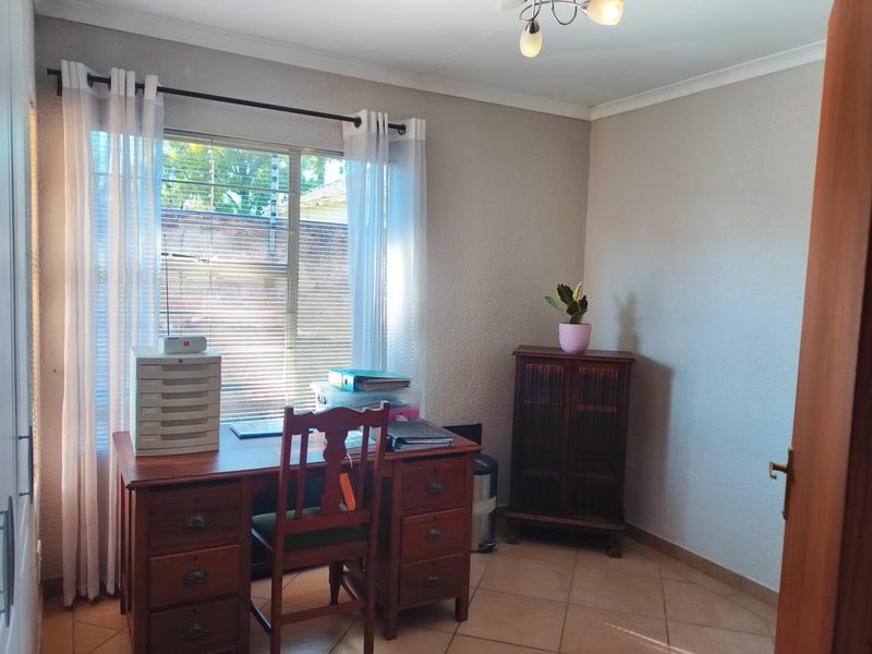 3 spacious bedroom face brick cluster, with a pool and garage! - Photo 10