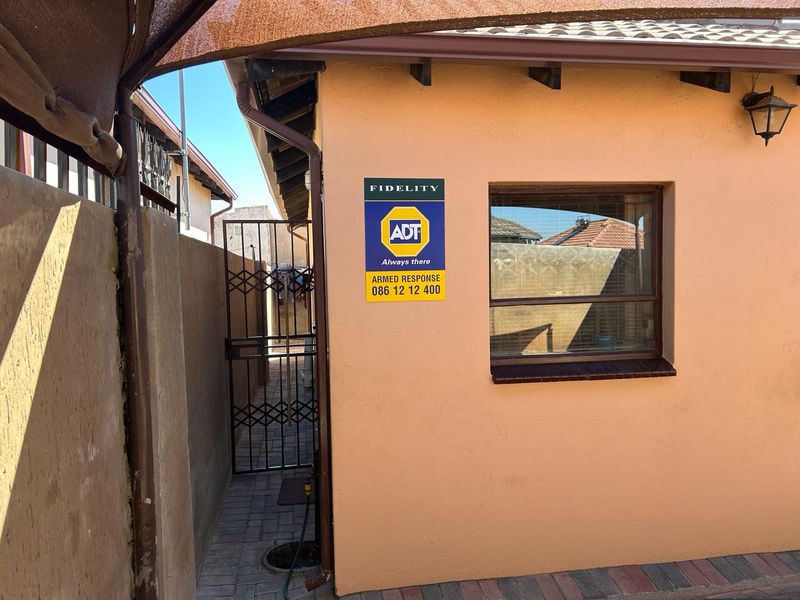 Clayville R 820 000- Neat House for Sale !! - Photo 5