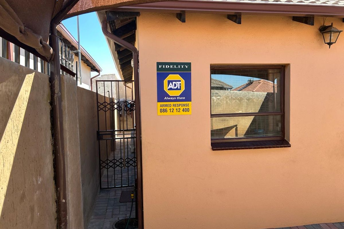 Clayville R 820 000- Neat House for Sale !! - Photo 5