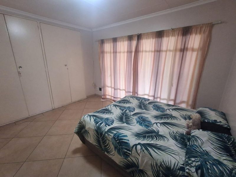 LOVELY UPSTAIRS UNIT IN BRACKENVELD VILLAS - Photo 7