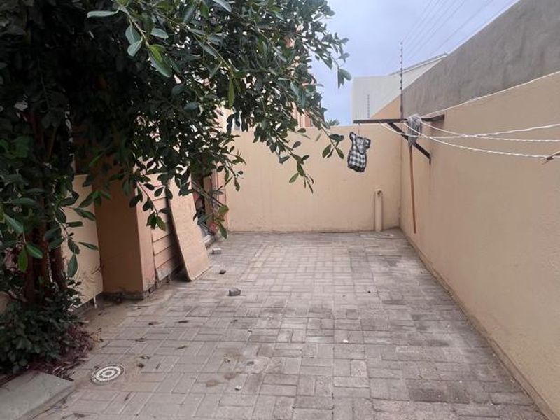 Charming Townhouse: Open Plan, Indoor BBQ & More! - Photo 9