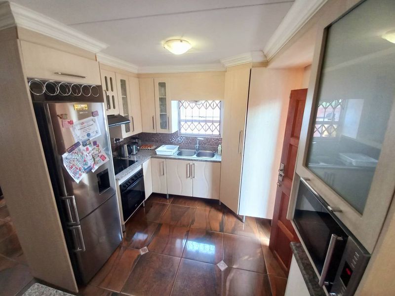 Three bedrooms house for sale in Soshanguve VV - Photo 7