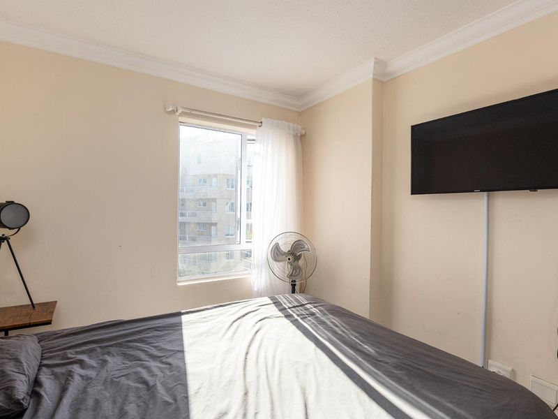Bright, Modern Apartment with Scenic Lake Views - Photo 9