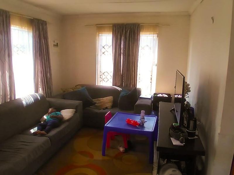 Stunning House In The Orchards Ext 47 - Photo 3
