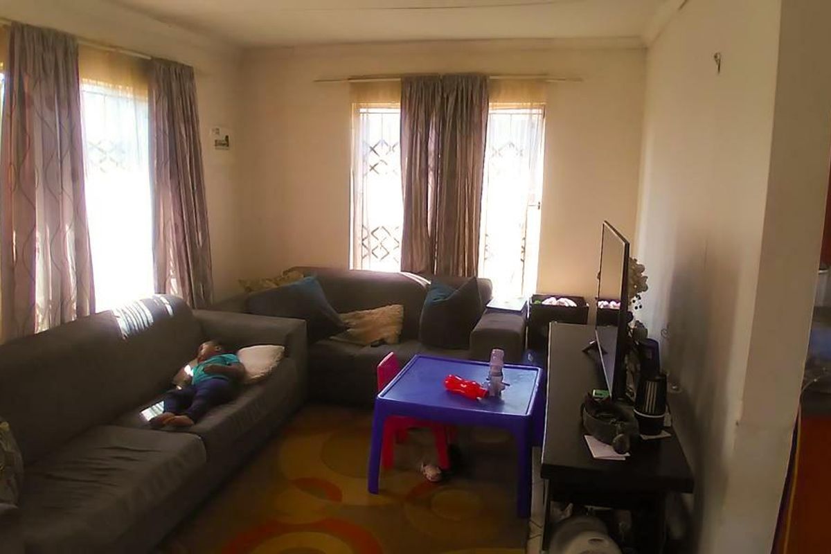 Stunning House In The Orchards Ext 47 - Photo 3