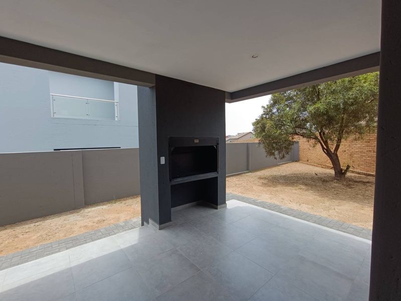 BRAND NEW 4 BEROOM HOUSE DIRECT FROM THE DEVELOPER - Photo 6