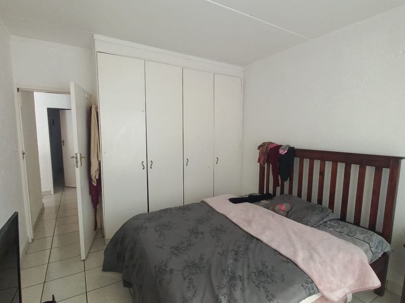 Well Maintained Complex - 2 bedroom ground floor + spacious lounge & enclosed stoop - Photo 7