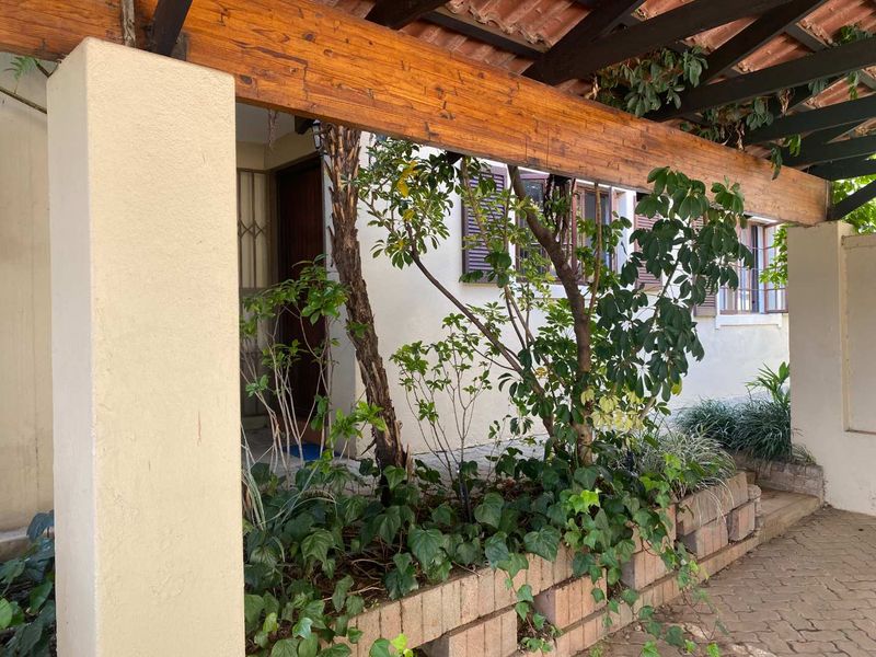 Always in demand! Exceptional location, Spacious "Lock-Up and Go" - Photo 5