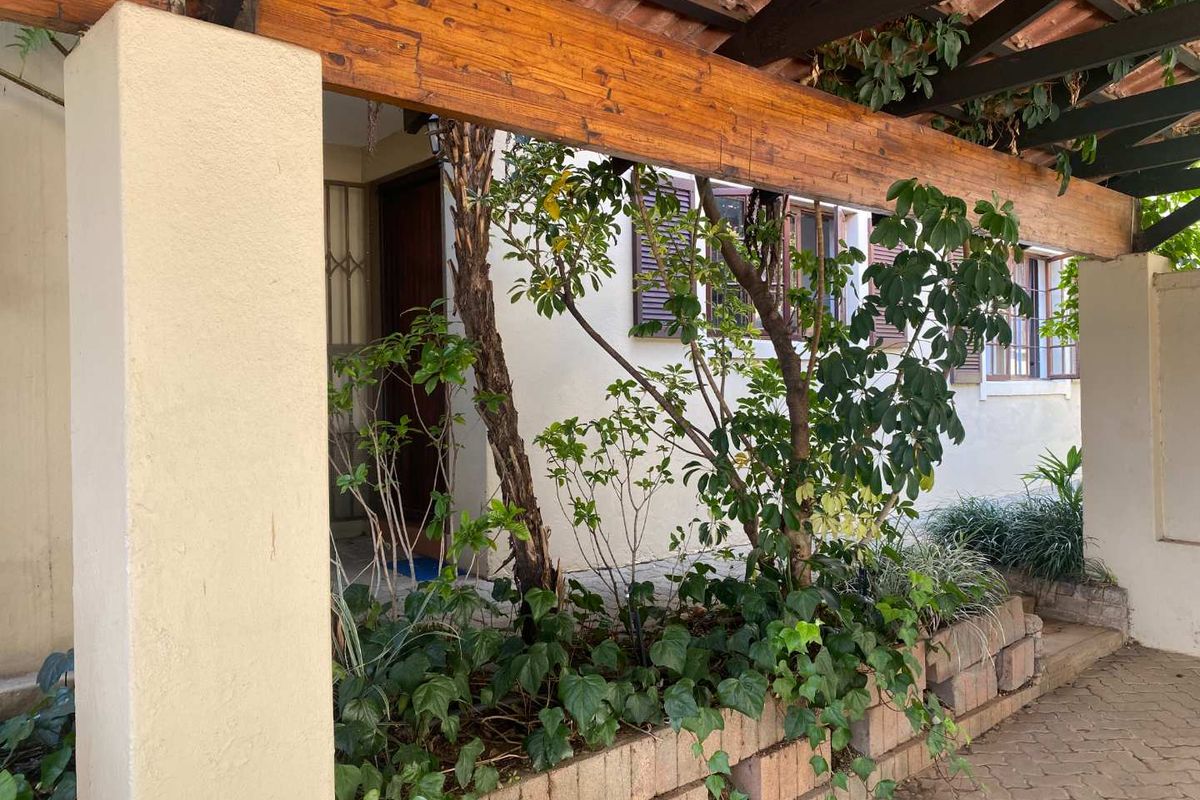 Always in demand! Exceptional location, Spacious "Lock-Up and Go" - Photo 5