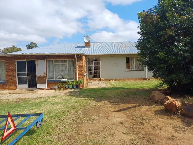 Springs,4 Bedroom with flatlet,pool,massive erf - Photo 10
