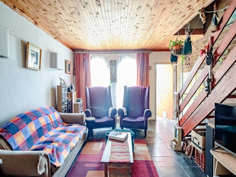 Attractive townhouse with potential. - Photo 4