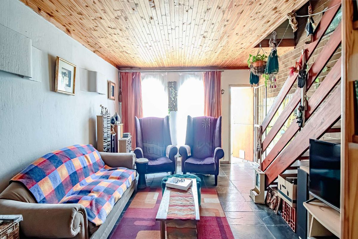 Attractive townhouse with potential. - Photo 4