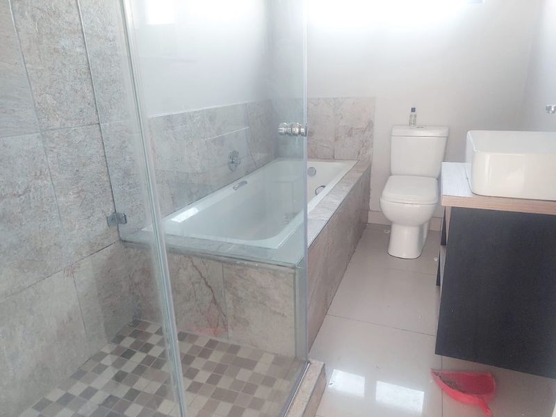 Modern 4 Bedroom for Rental in Palm Lakes Estate - Photo 7