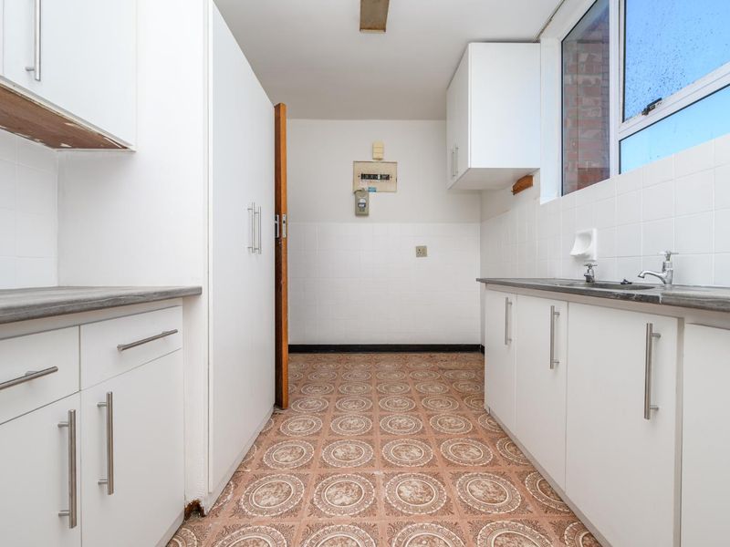 Spacious Duplex Apartment In Sought  After Consulate Place - Photo 4