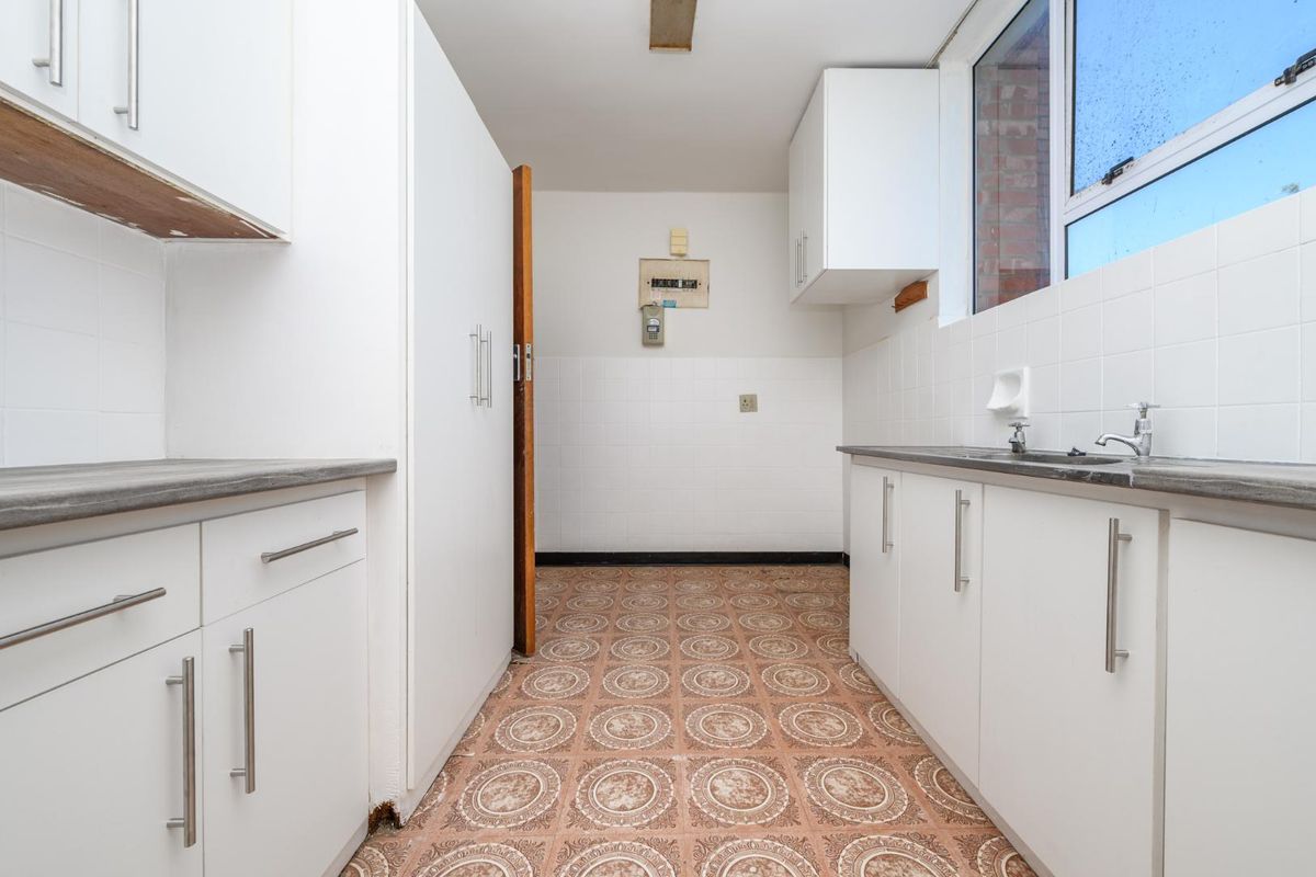 Spacious Duplex Apartment In Sought  After Consulate Place - Photo 4