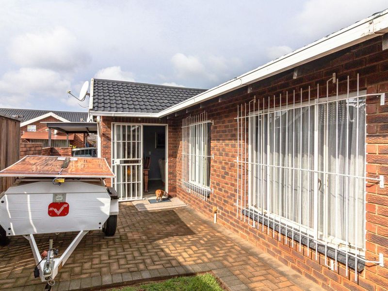 Charming 2 Bedroom, 2 Bathroom, Low-Maintenance Townhouse in Secure Complex - Photo 5