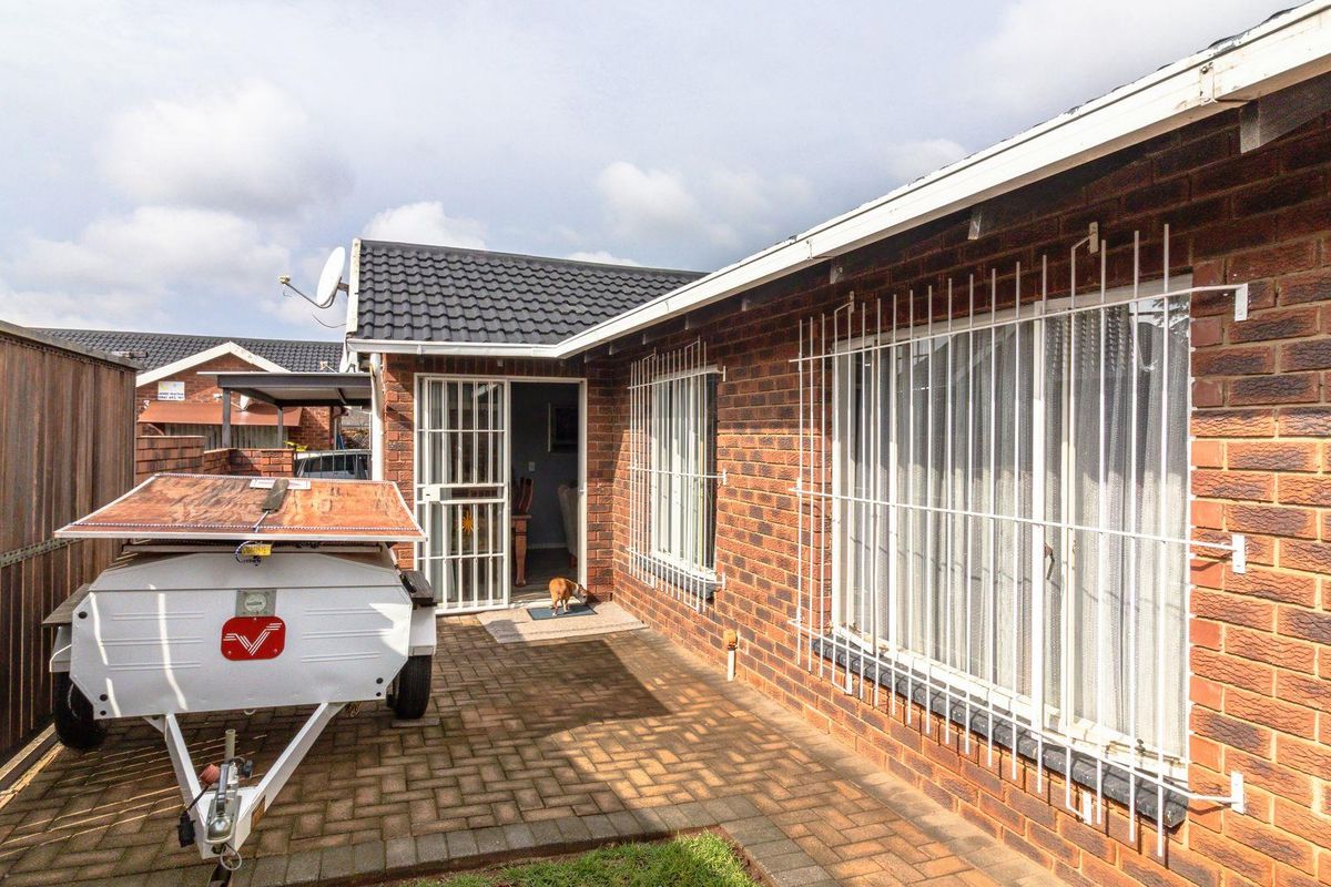 Charming 2 Bedroom, 2 Bathroom, Low-Maintenance Townhouse in Secure Complex - Photo 5