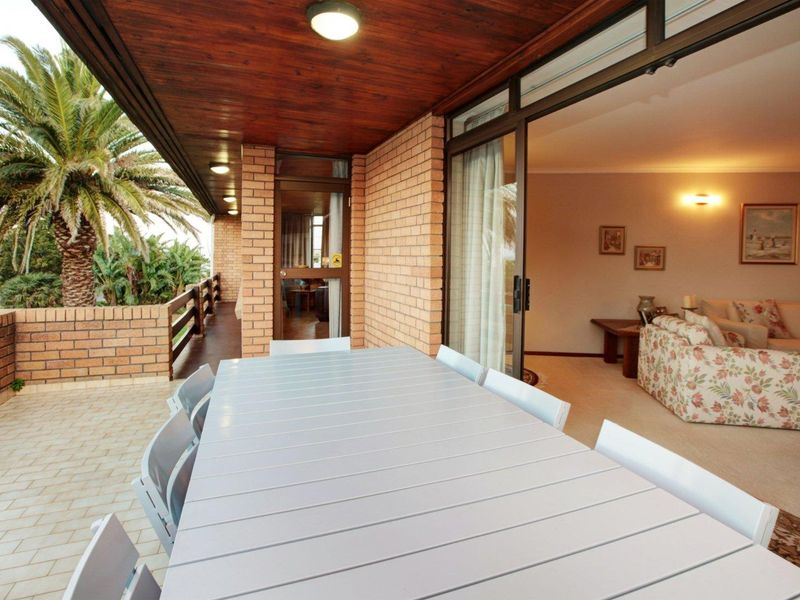 Large 4 Bedroom Home with 1 bedroom apartment to let In Welgemoed - Photo 6