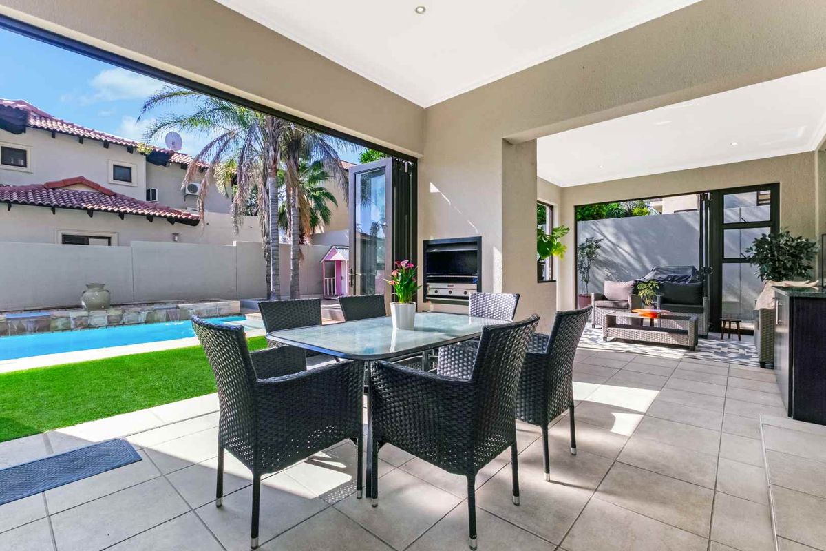 3 Bedroom House For Sale in Dainfern - Photo 2