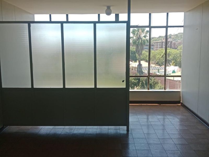 BACHELOR FLAT TO RENT IN SUNNYSIDE - Photo 4