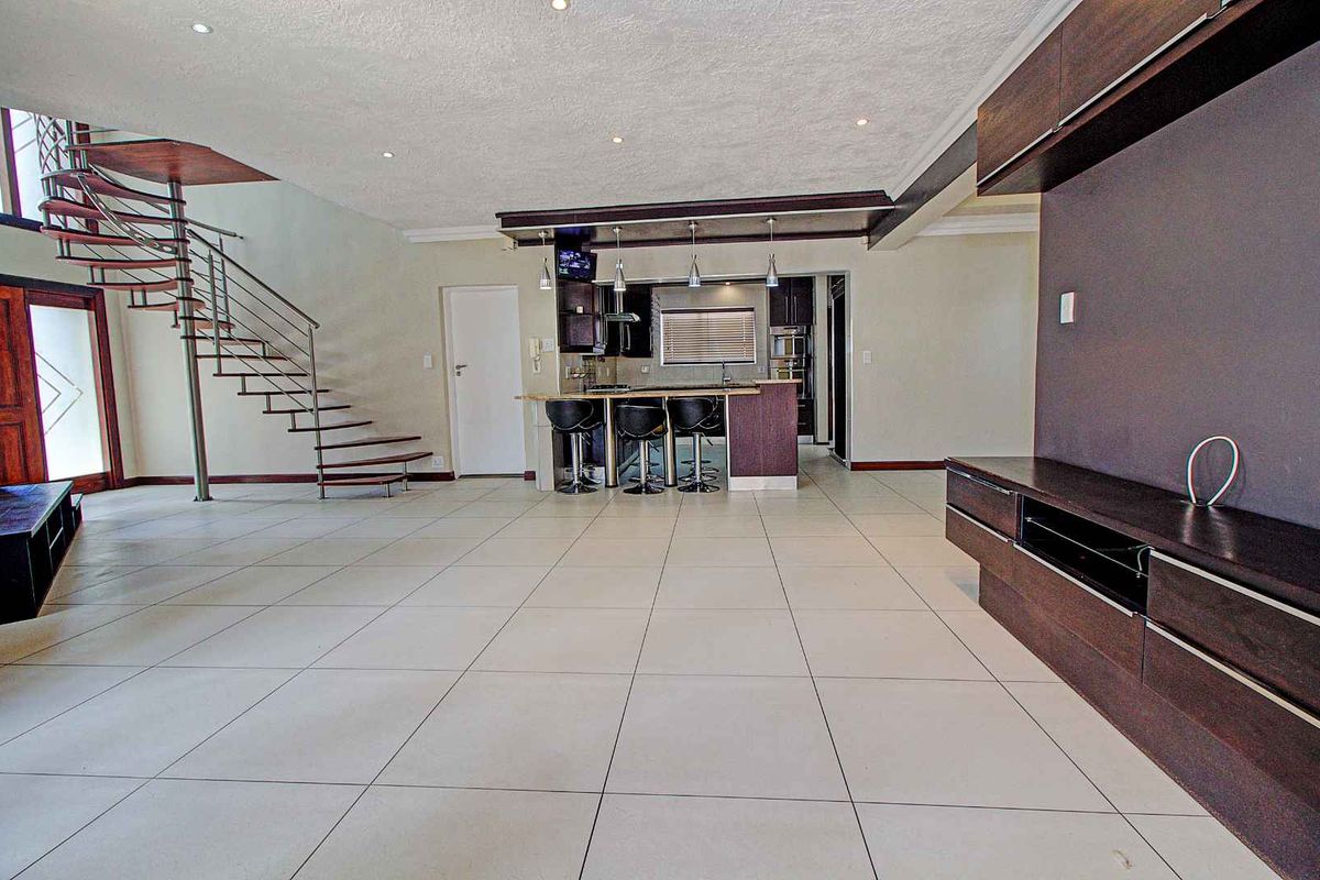 Luxurious Freestanding Home with Modern Finishes and Poolside Oasis - Photo 5