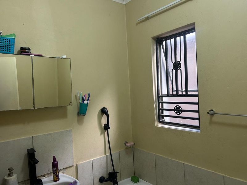Clayville - R 850 000 with 2 beds, 1 bath - Photo 9
