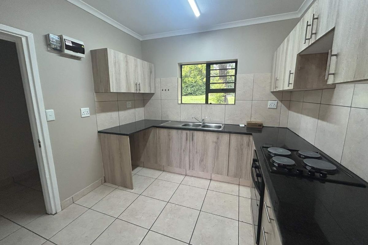 Charming Two-Bedroom Garden Apartment in a Secure Complex - Photo 5