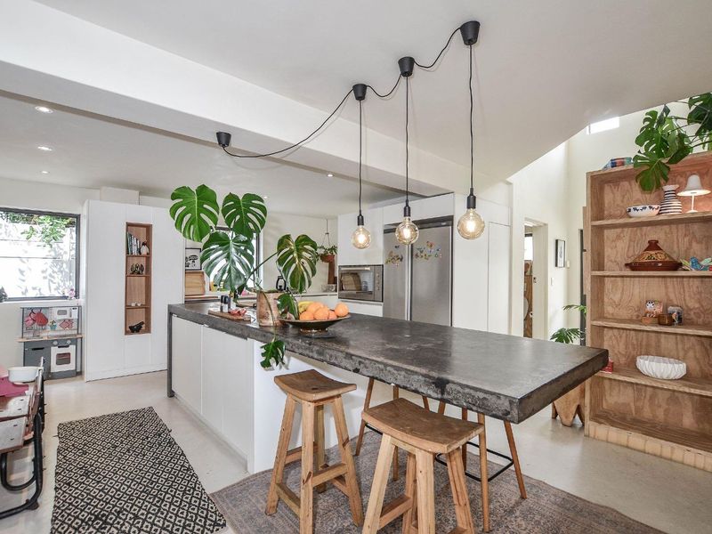 Spacious Beachside Family Retreat – 350m from the Ocean - Photo 3