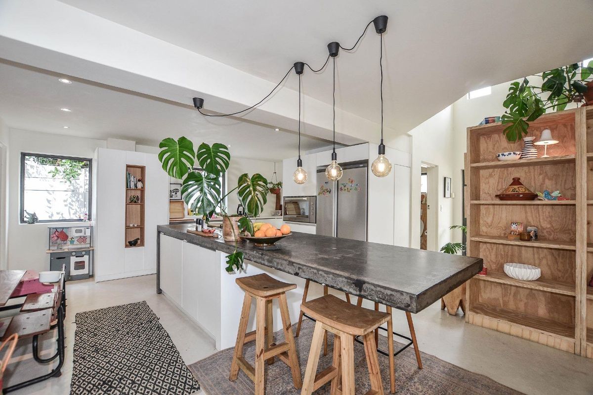 Spacious Beachside Family Retreat – 350m from the Ocean - Photo 3